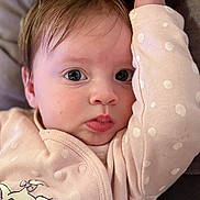 énora participe au concours pour gagner de l'argent avec cette photo : baby, infant, face, eyes, pink_clothing, polka_dots, cartoon, cute, portrait, child, skin, hand, expression, young, person, indoors, soft_texture, closeup, head, sleepwear