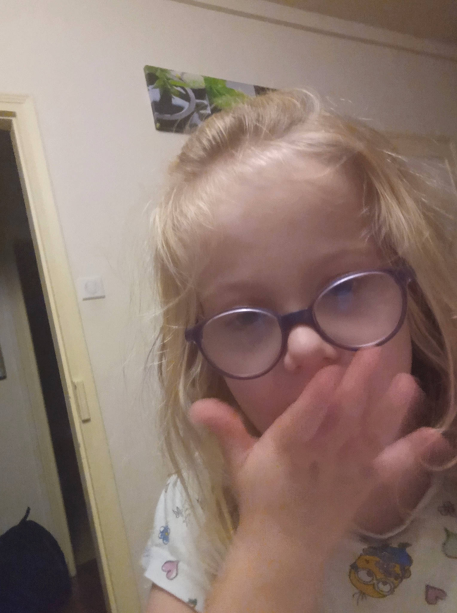 Eline a rejoint le concours — aidez-le/la à gagner de superbes lots ! cheek, chin, ear, eyebrow, eyelash, eyewear, finger, forehead, gesture, glasses, hair, happy, jaw, lip, mouth, neck, nose, person, shoulder, skin