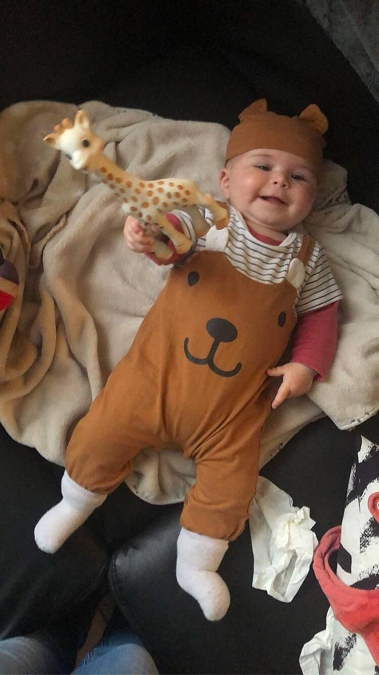 Alicia a rejoint le concours — aidez-le/la à gagner de superbes lots ! art, baby, baby_products, baby_toddler_clothing, baby_toys, child, doll, finger, fur, happy, headwear, joy, person, pink, plush, product, sleeve, smile, stuffed_toy, teddy_bear