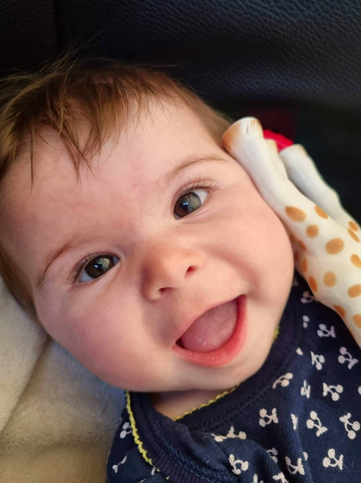 Alicia a rejoint le concours — aidez-le/la à gagner de superbes lots ! baby, baby_toddler_clothing, cheek, chin, collar, eye, eyebrow, eyelash, finger, forehead, happy, head, iris, lip, mouth, nose, person, skin, sleeve, smile