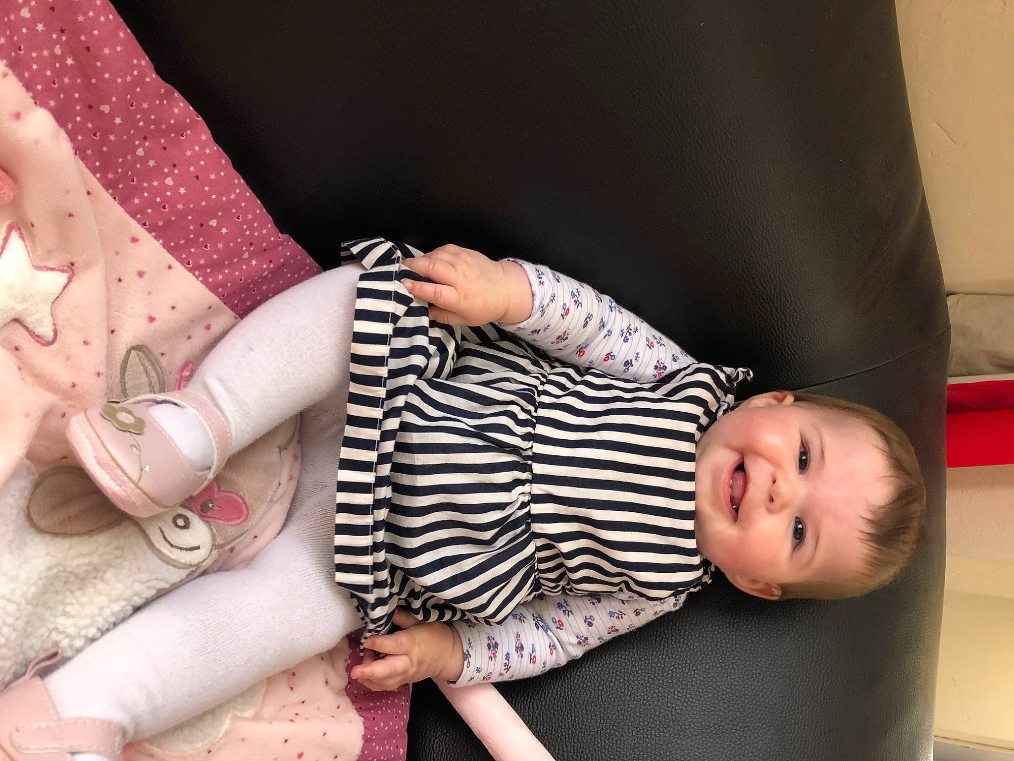 Alicia participe au concours pour gagner de l'argent avec cette photo : baby, baby_toddler_clothing, comfort, elbow, finger, foot, gesture, hand, human_leg, joint, joy, knee, leg, nail, pattern, person, skin, sleeve, thigh, toddler