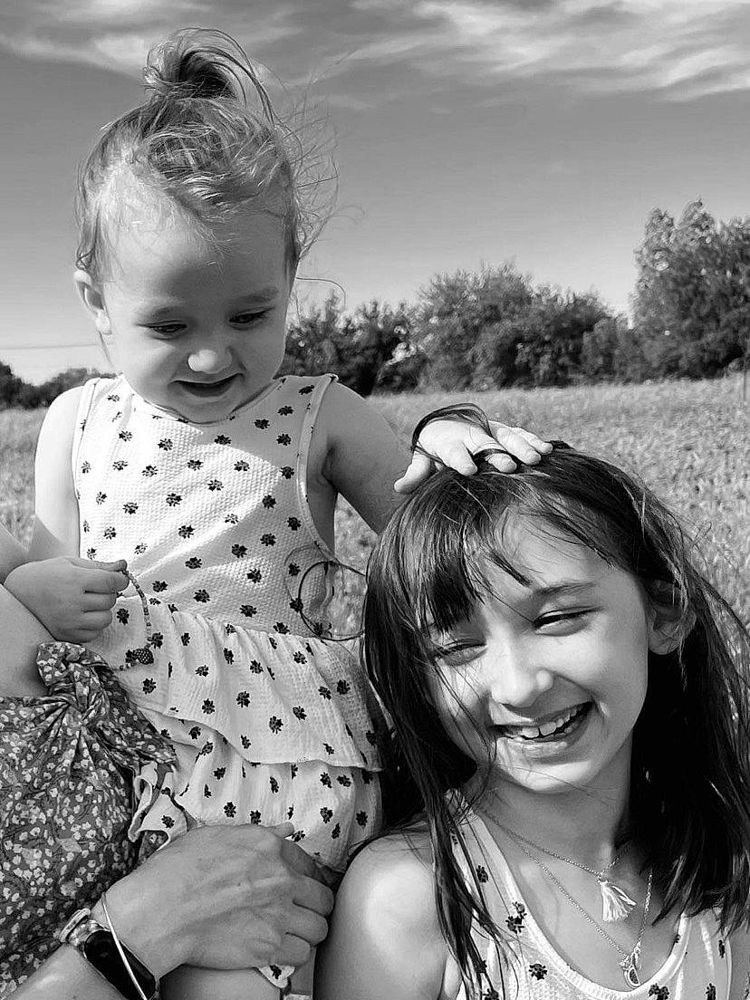 Lola Andréa a rejoint le concours — aidez-le/la à gagner de superbes lots ! black, black_and_white, cloud, facial_expression, flash_photography, fun, gesture, happy, iris, joy, people_in_nature, person, photograph, plant, skin, sky, smile, standing, style, sunlight