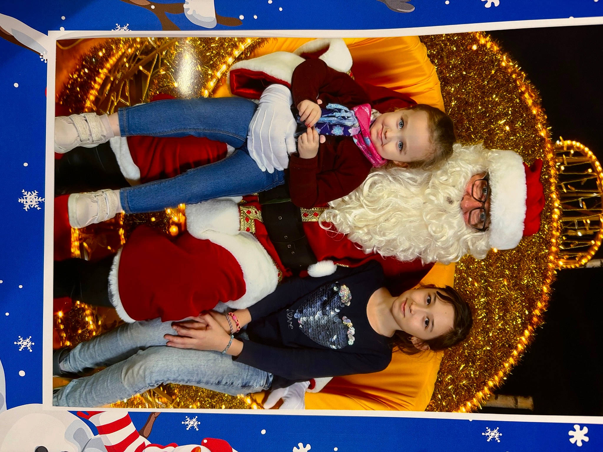 Lola-andréa participe au concours pour gagner de l'argent avec cette photo : child, christmas, christmas_eve, event, fictional_character, fun, greeting, happy, hat, holiday, interior_design, joy, lap, leisure, person, santa_claus, sleeve, smile, snapshot, toddler