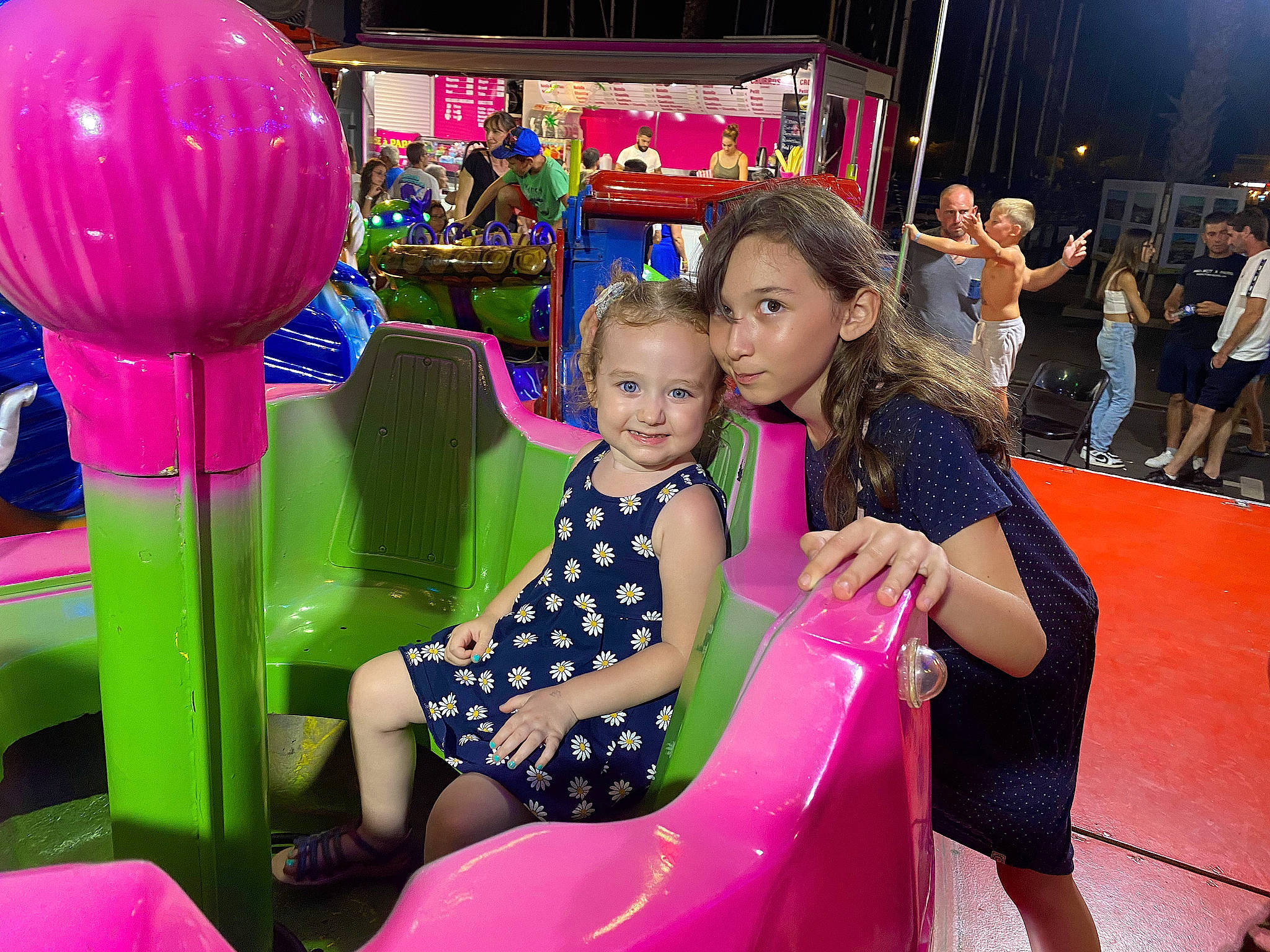 Lola-andréa participe au concours pour gagner de l'argent avec cette photo : automotive_design, child, entertainment, event, fun, happy, leisure, magenta, party, person, pink, playground, product, public_space, purple, recreation, smile, snapshot, summer, toddler