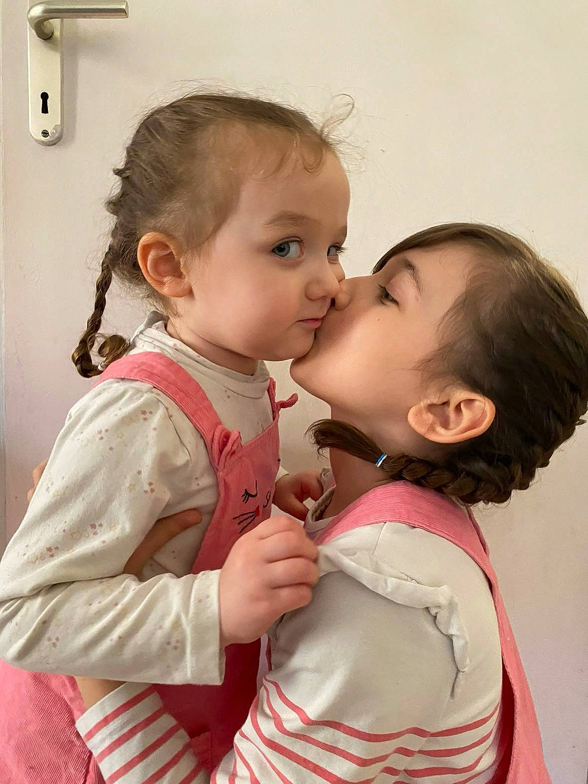 Lola-andréa a rejoint le concours — aidez-le/la à gagner de superbes lots ! baby, baby_toddler_clothing, blond, cheek, child, dress, ear, face, fun, gesture, happy, iris, jewellery, kiss, lip, neck, nose, person, skin, sleeve