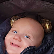 Valentin a rejoint le concours — aidez-le/la à gagner de superbes lots ! baby, baby_carrier, black_jacket, blue_eyes, child, close_up, cozy, cute, face, golden_ears, happy, head, infant, jacket, outerwear, portrait, smile, warm, young_child, zipped_jacket