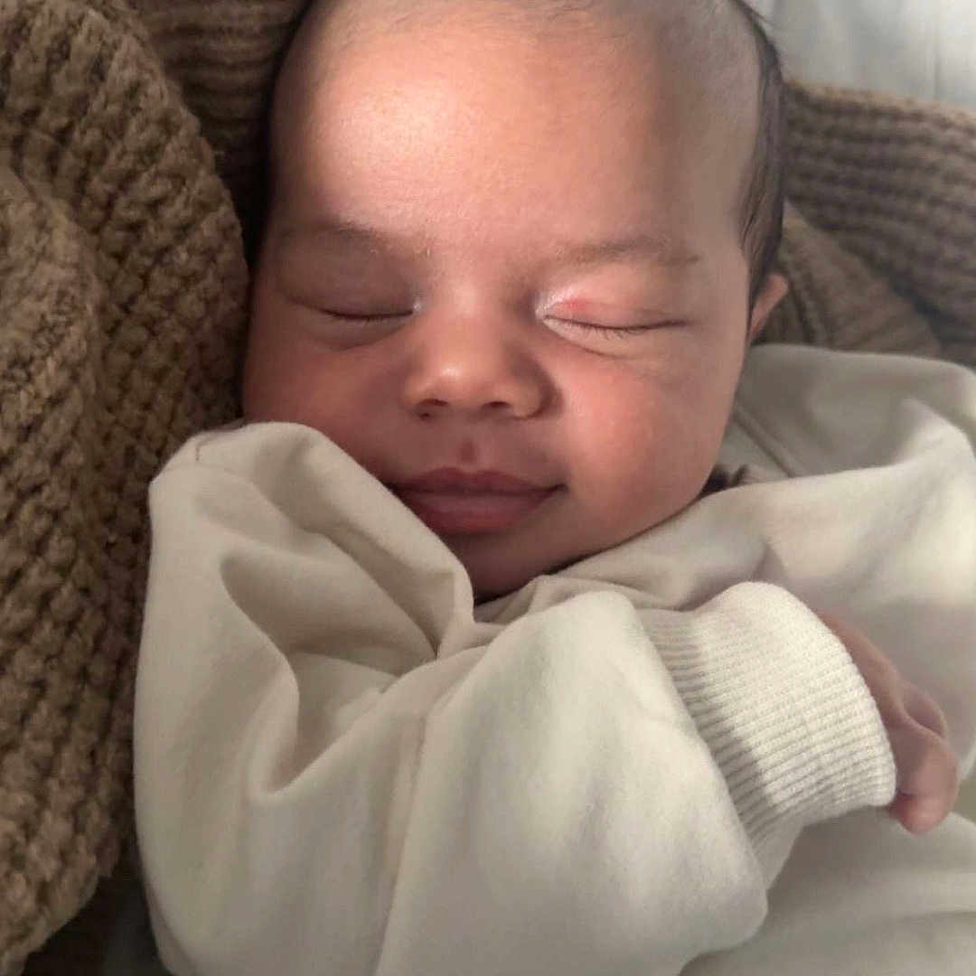 Jahim a rejoint le concours — aidez-le/la à gagner de superbes lots ! baby, blanket, child, clothing, comfort, cozy, cute, face, indoors, infant, knitwear, newborn, peaceful, portrait, resting, sleeping, smile, soft_light, toddler, warm