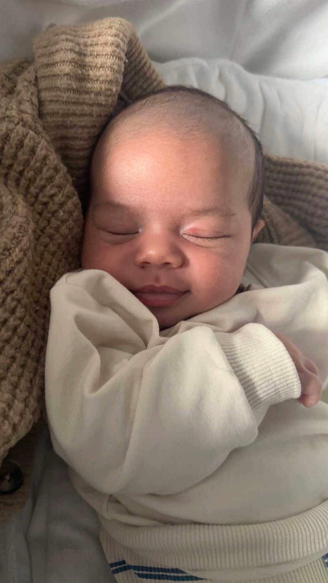 Jahim a rejoint le concours — aidez-le/la à gagner de superbes lots ! baby, blanket, child, clothing, comfort, cozy, cute, face, indoors, infant, knitwear, newborn, peaceful, portrait, resting, sleeping, smile, soft_light, toddler, warm