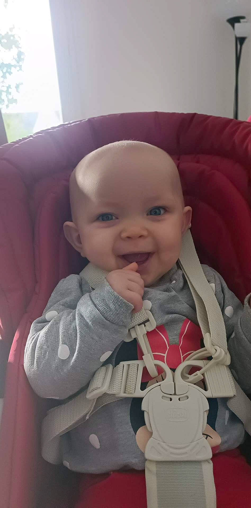 Maïna a rejoint le concours — aidez-le/la à gagner de superbes lots ! baby, baby_products, baby_toddler_clothing, car_seat, cheek, child, comfort, eye, eyebrow, fun, happy, iris, lip, nose, person, seat_belt, sitting, skin, sleeve, smile