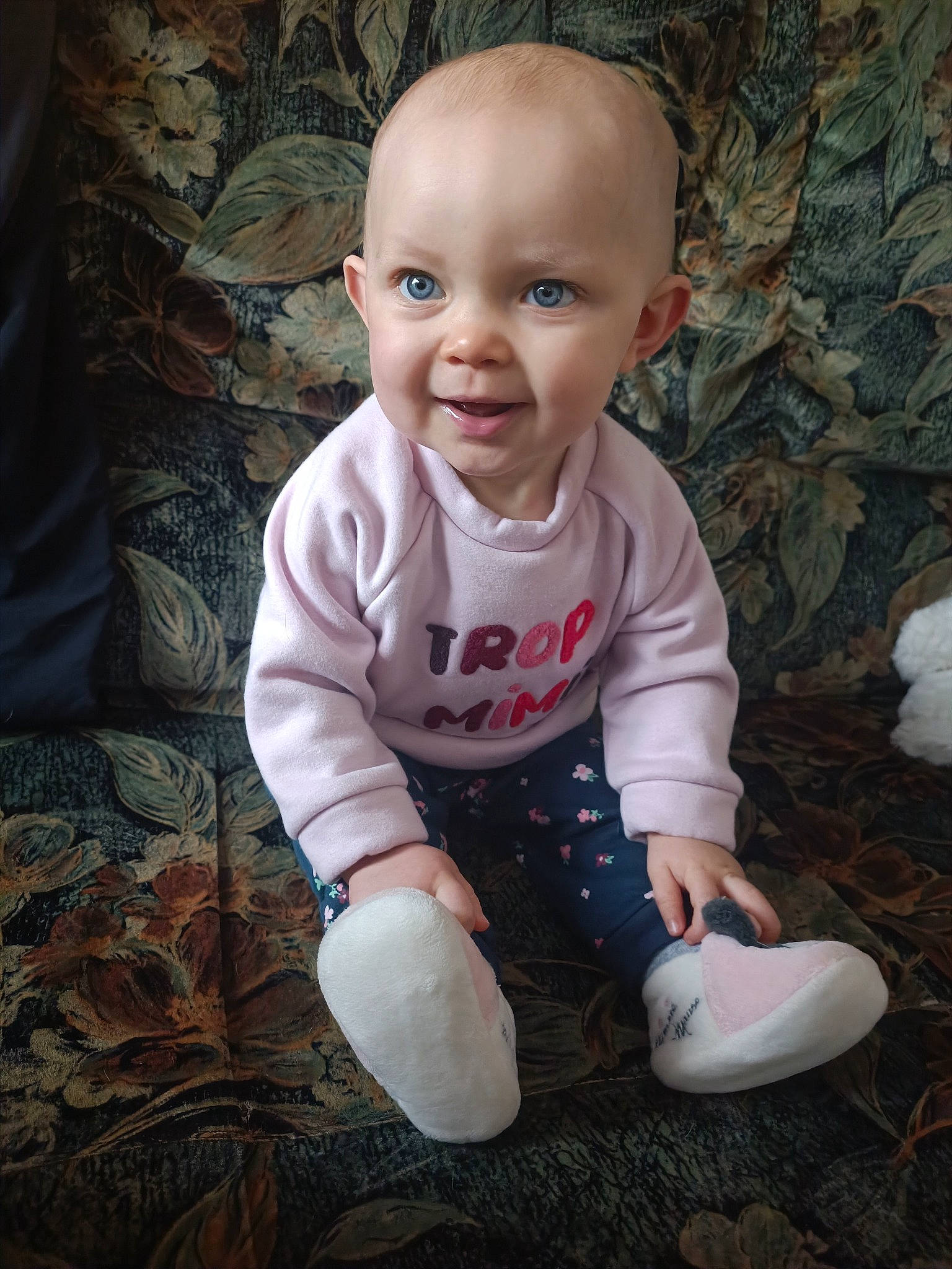 Maïna a rejoint le concours — aidez-le/la à gagner de superbes lots ! baby, baby_products, baby_toddler_clothing, cheek, child, flash_photography, flooring, fur, grass, happy, iris, pattern, person, portrait_photography, sitting, sleeve, smile, soil, t_shirt, toddler