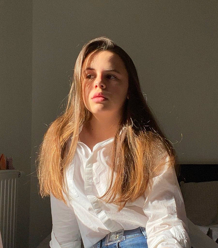 Capucine a rejoint le concours — aidez-le/la à gagner de superbes lots ! blond, brown_hair, hair, hair_coloring, hairstyle, jaw, layered_hair, long_hair, neck, person, photo_shoot, photography