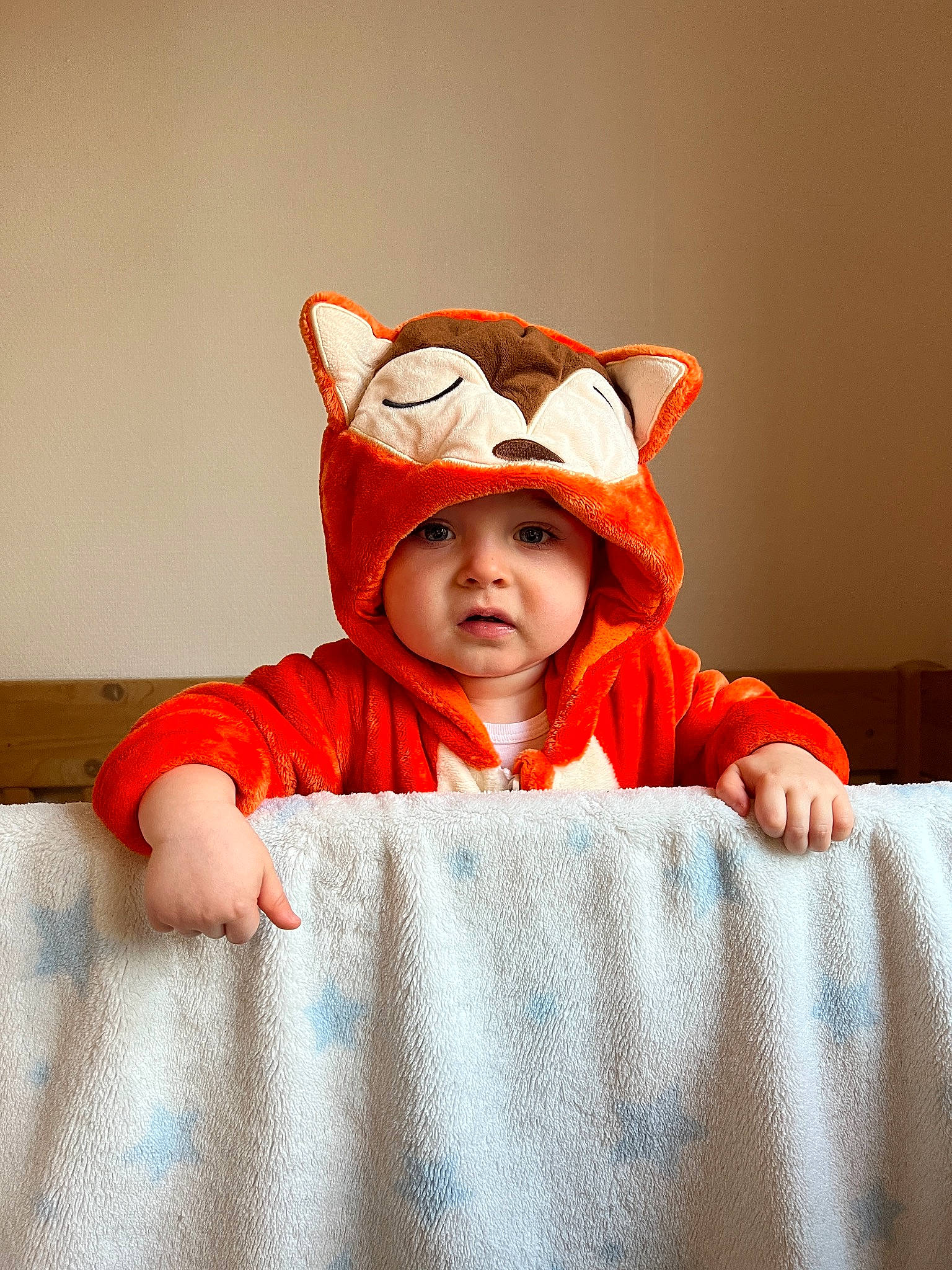 Ulysse participe au concours pour gagner de l'argent avec cette photo : baby, baby_toddler_clothing, cheek, child, collar, comfort, eye, face, fur, happy, head, headwear, linens, outerwear, person, room, sitting, sleeve, smile, t_shirt