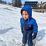 Noah participe au concours pour gagner de l'argent avec cette photo : child, snow, winter_clothing, blue_jacket, hood, braided_hair, beads, gloves, snow_pants, snow_boots, outdoor, smiling, playful, snowy_slope, trees, buildings, daytime, cold_weather, person, recreation