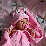 Laya a rejoint le concours — aidez-le/la à gagner de superbes lots ! baby, infant, pink_towel, pacifier, bunny_hood, blanket, cute, child, newborn, sleepwear, soft_texture, lying_down, indoor, close_up, adorable, portrait, baby_girl, pastel_colors, cozy, wrapped