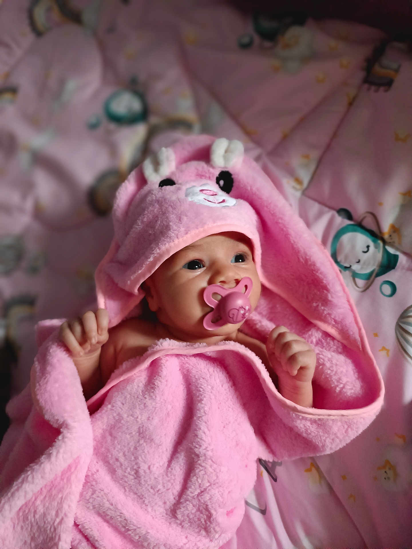 Laya a rejoint le concours — aidez-le/la à gagner de superbes lots ! baby, infant, pink_towel, pacifier, bunny_hood, blanket, cute, child, newborn, sleepwear, soft_texture, lying_down, indoor, close_up, adorable, portrait, baby_girl, pastel_colors, cozy, wrapped