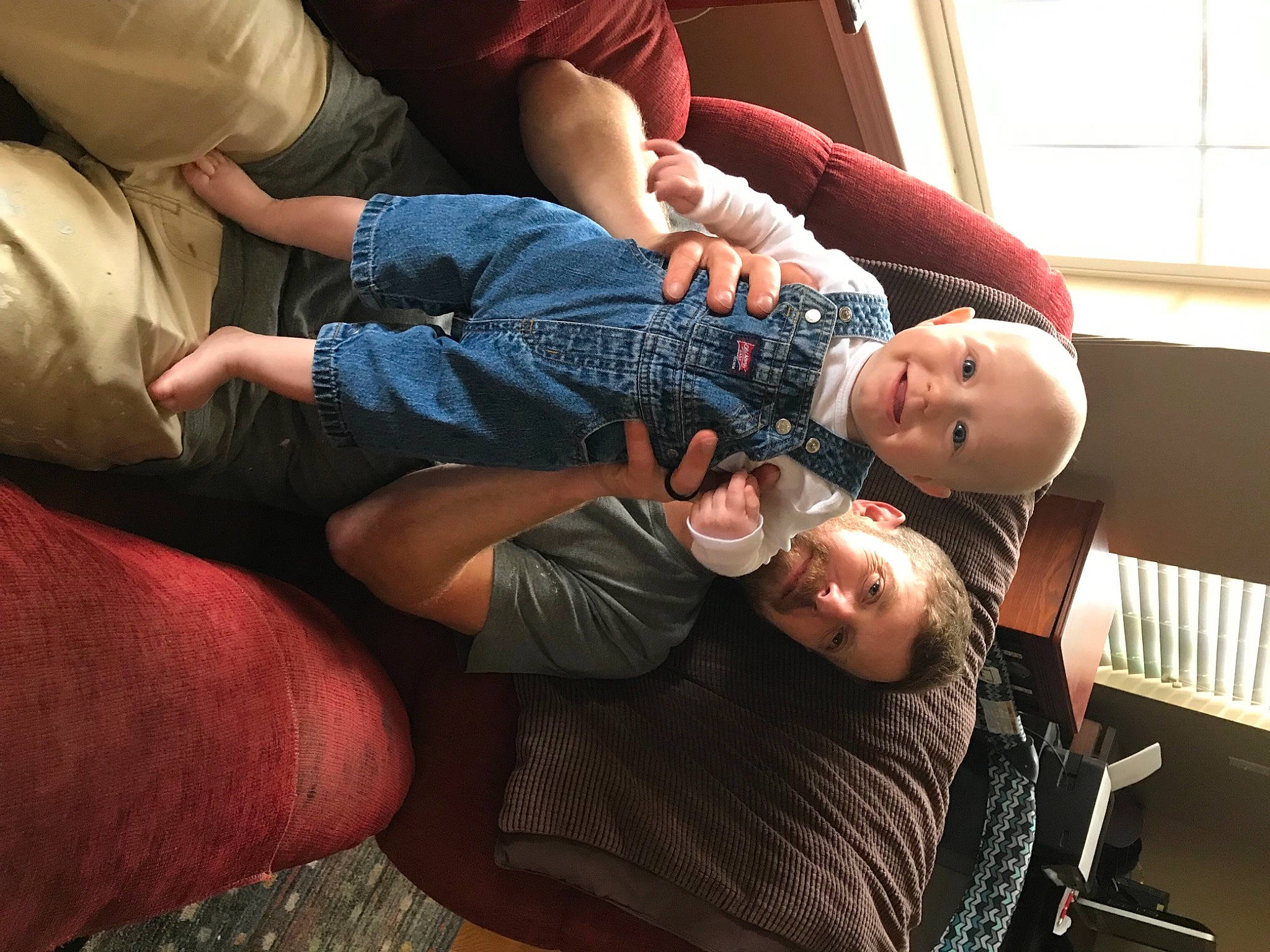 Ares is registered to the contest to win money with this photo: comfort, elbow, finger, fun, gesture, hand, happy, human_leg, joint, joy, knee, lap, leg, mouth, muscle, person, shoulder, smile, thigh, thumb