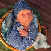 Aleksander a rejoint le concours — aidez-le/la à gagner de superbes lots ! newborn, baby, blue_wrap, knit_hat, sleeping, basket, heart_prop, blanket, greenery, soft_focus, portrait, infant, cute, peaceful, indoors, warm_lighting, cozy, wrapped, tiny_hand, resting