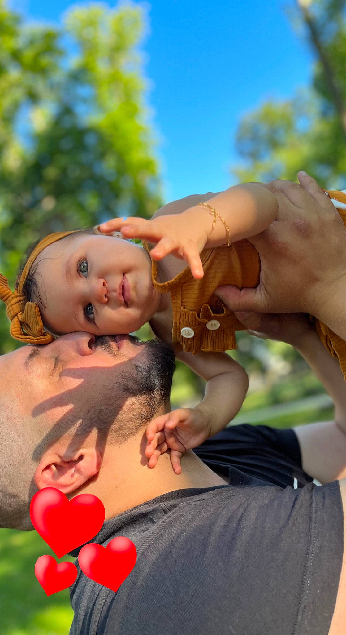 Emna a rejoint le concours — aidez-le/la à gagner de superbes lots ! abdomen, arm, finger, fun, gesture, grass, hand, happy, leisure, muscle, people_in_nature, person, plant, recreation, shoulder, sky, summer, sunlight, toddler, tree
