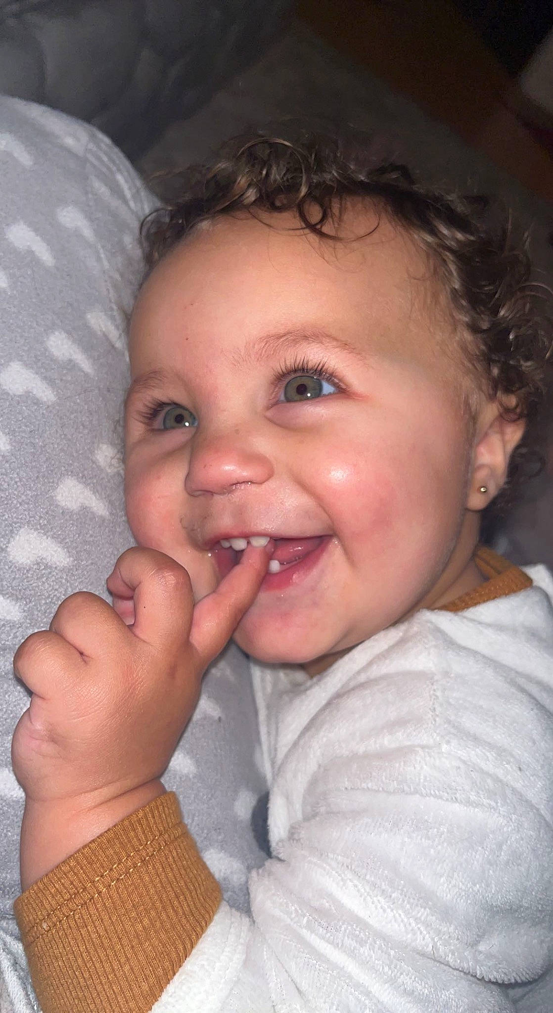 Emna a rejoint le concours — aidez-le/la à gagner de superbes lots ! cheek, chin, ear, eyebrow, eyelash, flash_photography, forehead, gesture, hair, hand, happy, iris, lip, mouth, nose, organ, person, skin, smile, thumb