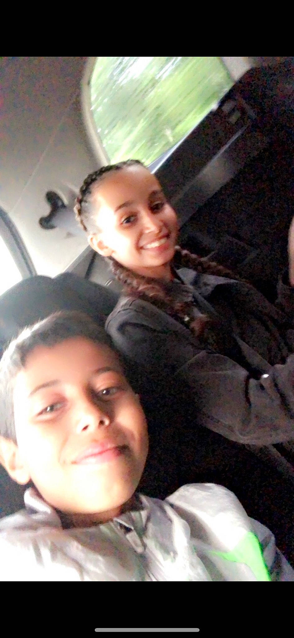 Shaïma a rejoint le concours — aidez-le/la à gagner de superbes lots ! black_hair, cheek, child, chin, cool, eyebrow, flash_photography, forehead, fun, gesture, hair, happy, head, iris, joy, mammal, nose, people, person, skin