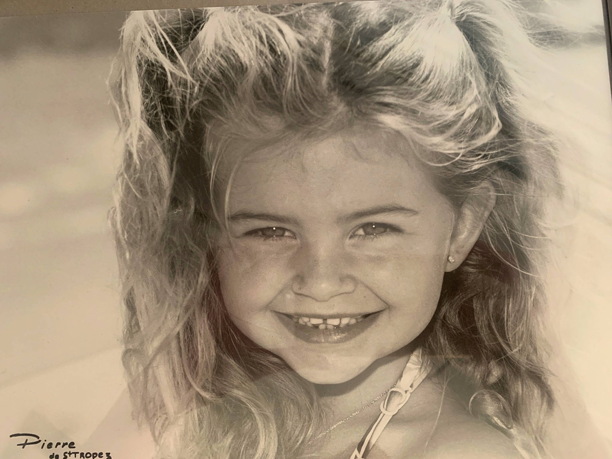 Milla participe au concours pour gagner de l'argent avec cette photo : black_and_white, eyelash, face, facial_expression, flash_photography, happy, iris, jaw, joy, lip, monochrome, mouth, neck, nose, people, person, skin, smile, style, surfer_hair