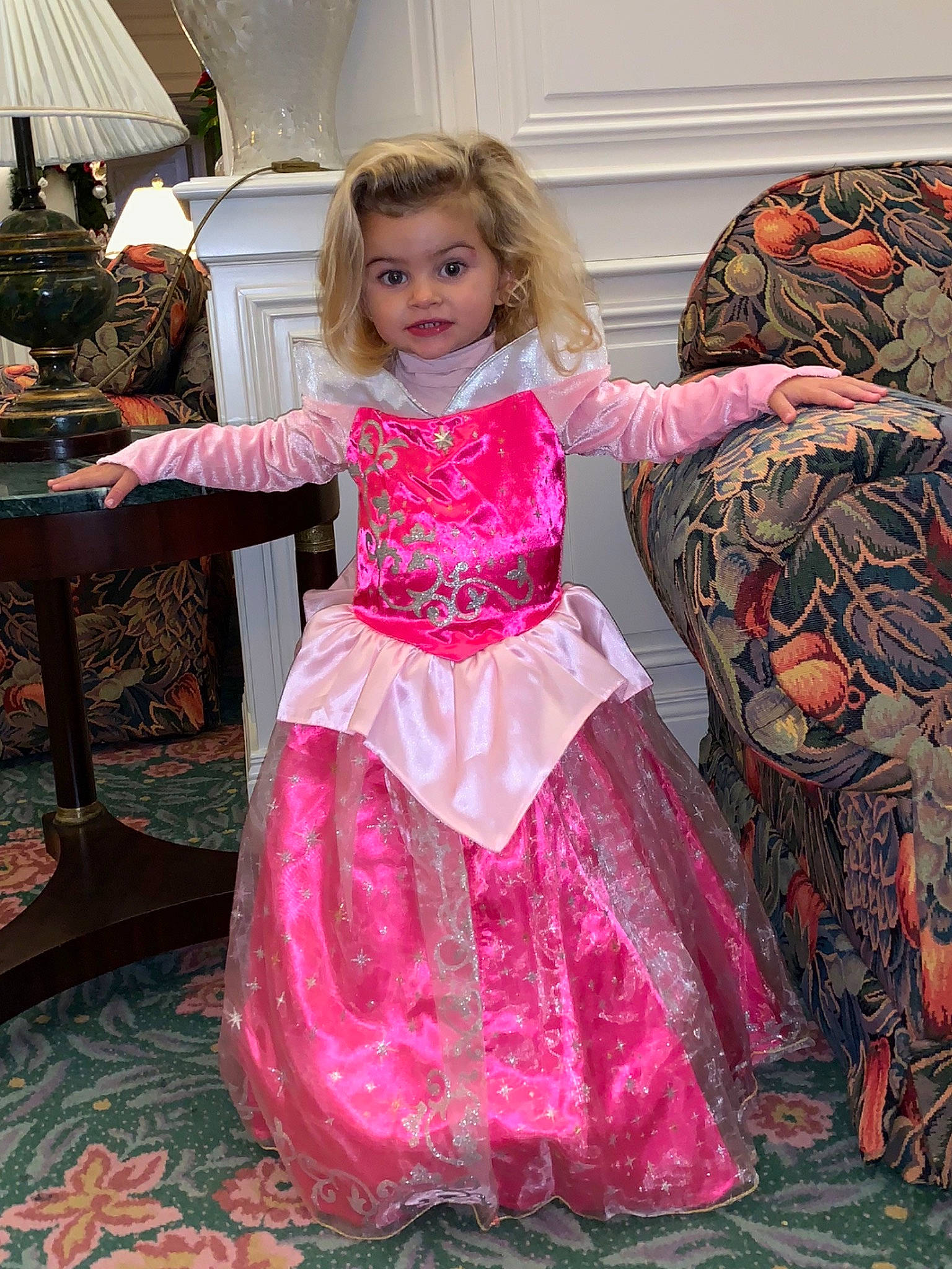 Milla a rejoint le concours — aidez-le/la à gagner de superbes lots ! blond, child, child_model, costume, day_dress, dress, embellishment, gown, lamp, lampshade, magenta, nose, one_piece_garment, person, pink, ruffle, stuffed_toy