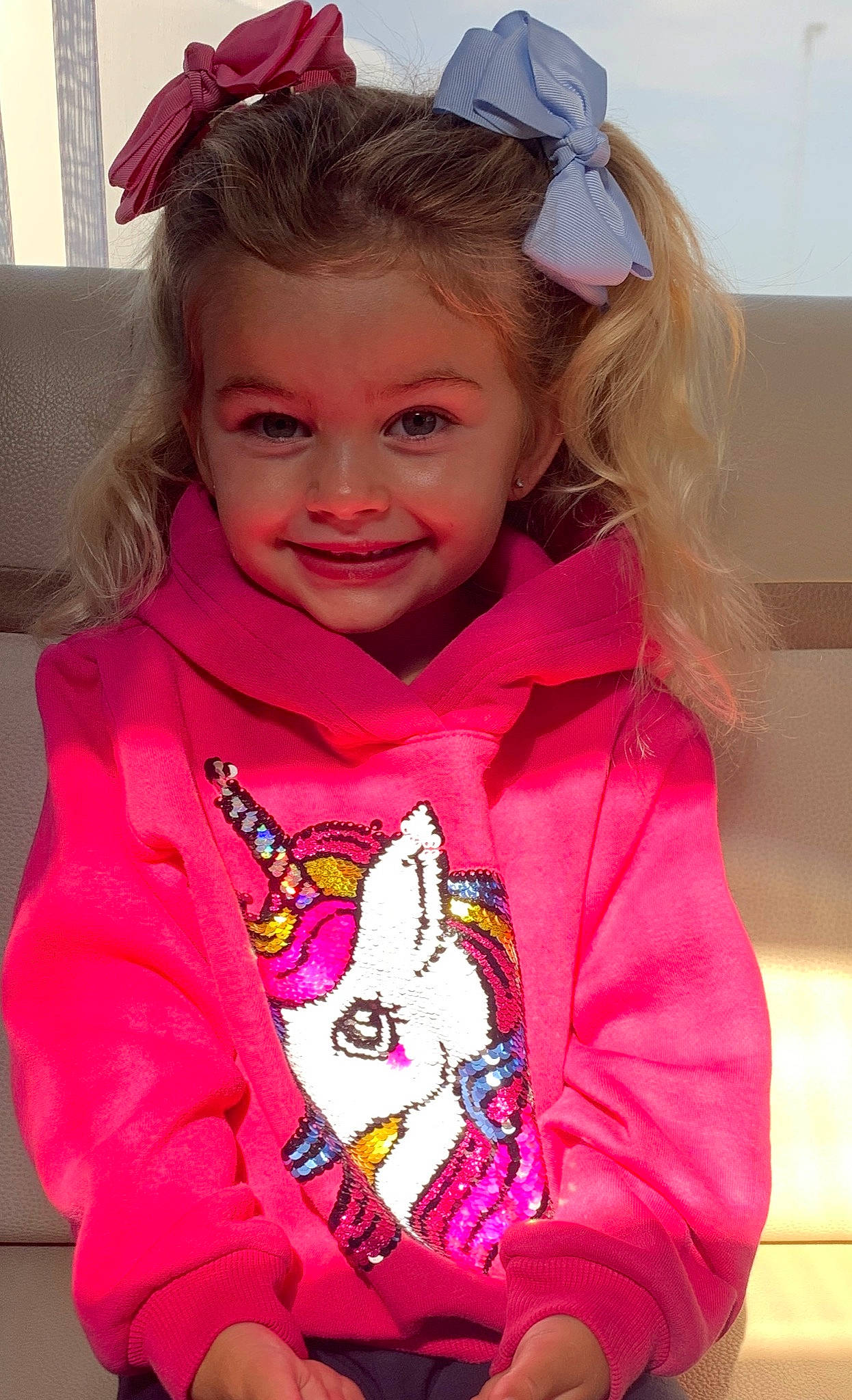 Milla a rejoint le concours — aidez-le/la à gagner de superbes lots ! baby, baby_toddler_clothing, baseball_cap, cap, costume_accessory, hair_accessory, happy, headband, headgear, headpiece, hood, joy, long_sleeved_t_shirt, magenta, person, pink, sleeve, toddler