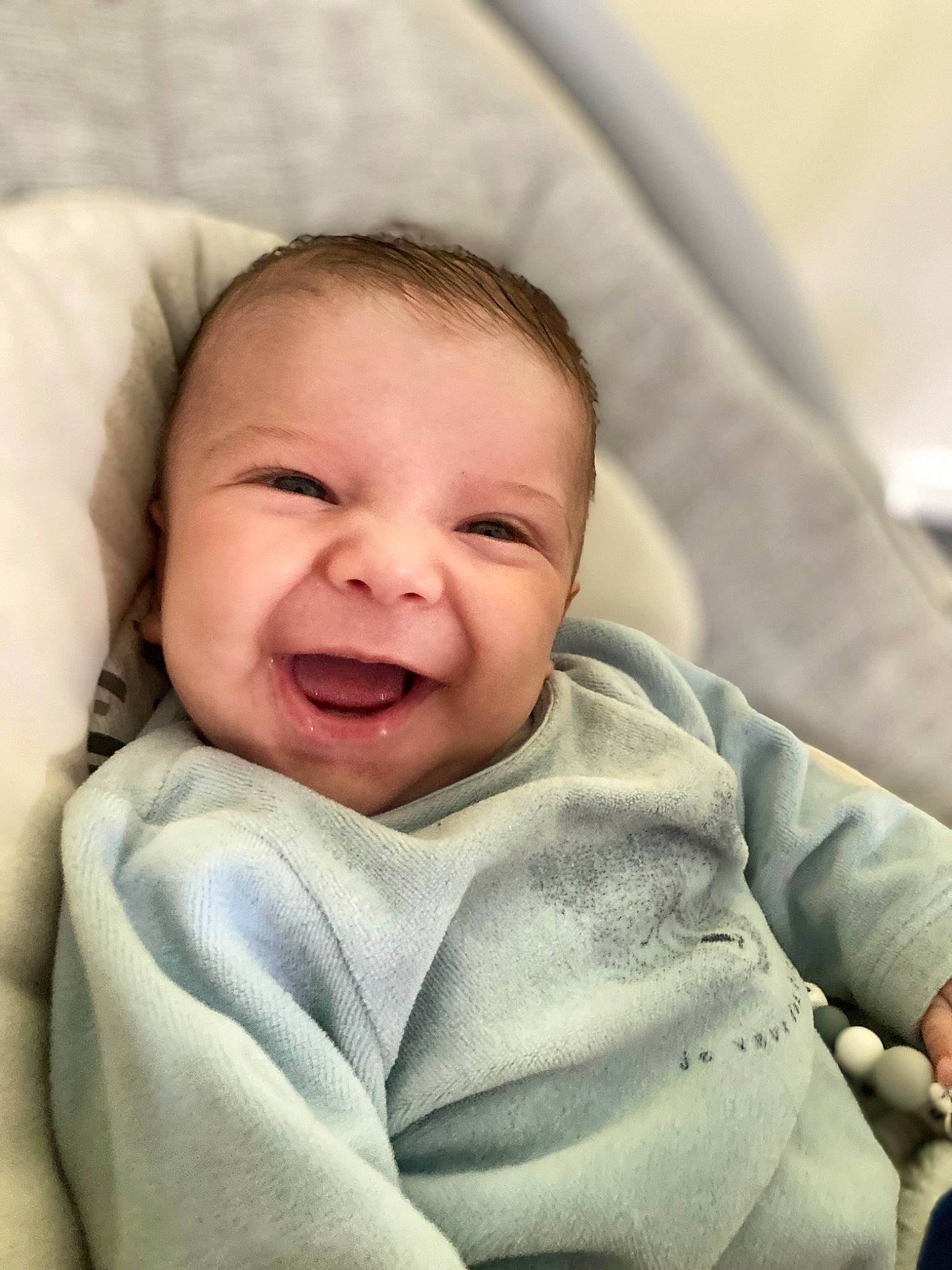 Ambrose a rejoint le concours — aidez-le/la à gagner de superbes lots ! baby, baby_toddler_clothing, cheek, child, comfort, eyebrow, face, happy, iris, laugh, linens, lip, mouth, nose, person, portrait_photography, room, skin, sleeve, smile