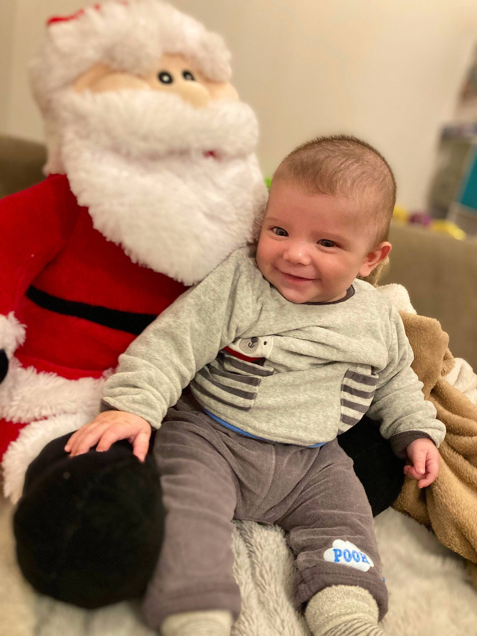 Ambrose participe au concours pour gagner de l'argent avec cette photo : arm, baby_toddler_clothing, comfort, eye, face, facial_expression, gesture, happy, head, human, human_body, joy, mammal, organ, person, santa_claus, skin, sleeve, smile, standing