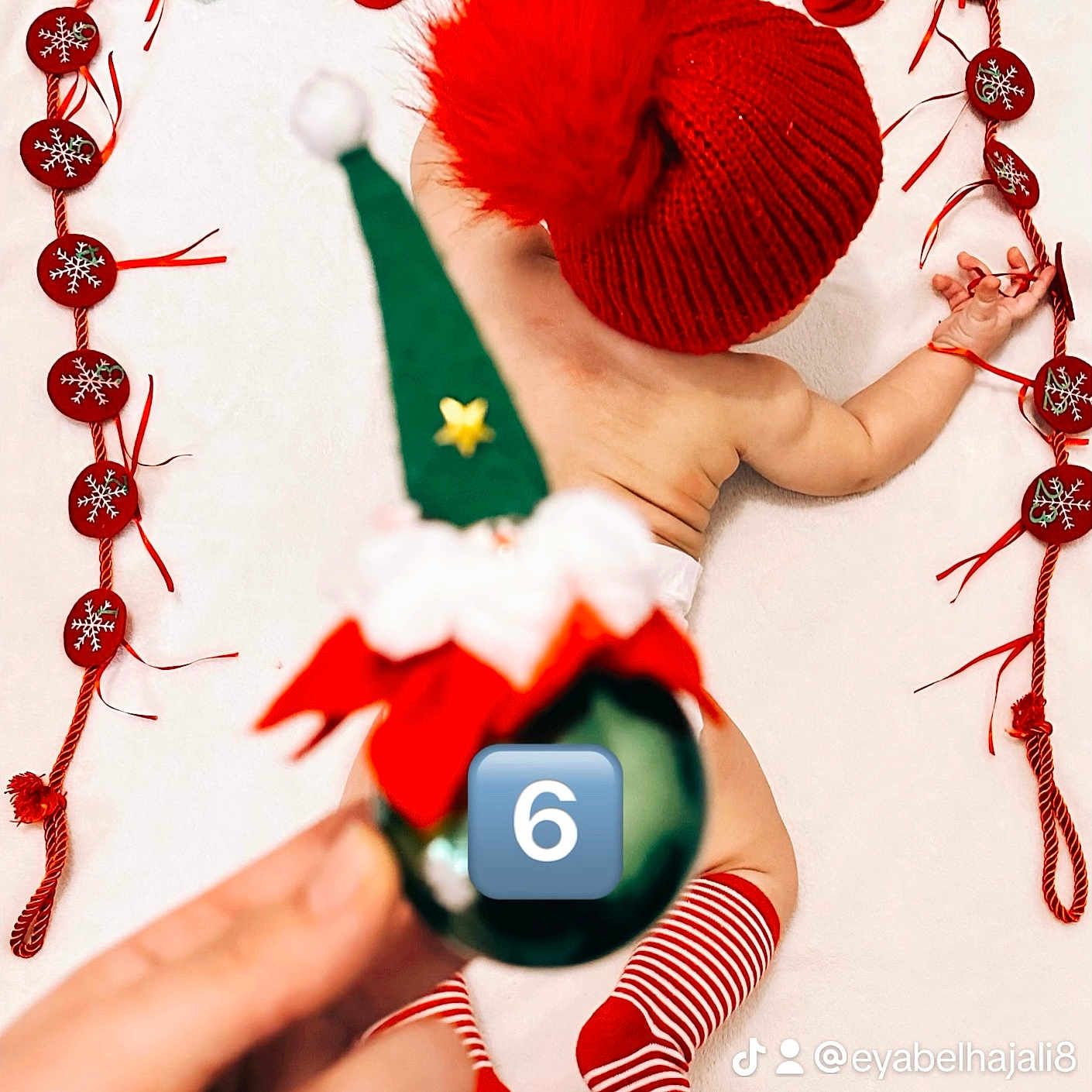 Layan participe au concours pour gagner de l'argent avec cette photo : accessories, baby, bodypart, clothing, elf, face, finger, flower, hand, hat, head, hosiery, partyhat, person, photography, plant, portrait, sock, symbol, toy