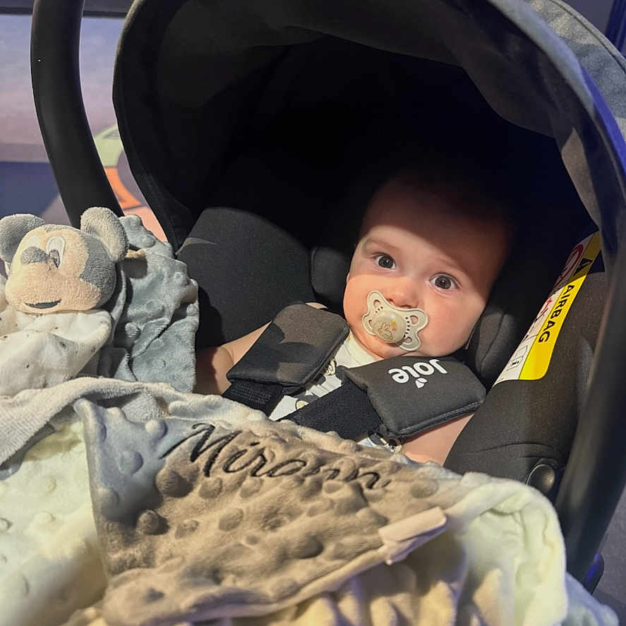 Mirann participe au concours pour gagner de l'argent avec cette photo : baby, baby_blanket, black_car_seat, blanket, car_seat, child, comfort, cute, head_support, indoors, infant, pacifier, person, plush_toy, safety_harness, seatbelt, soft_texture, stuffed_animal, transport, wide_eyes
