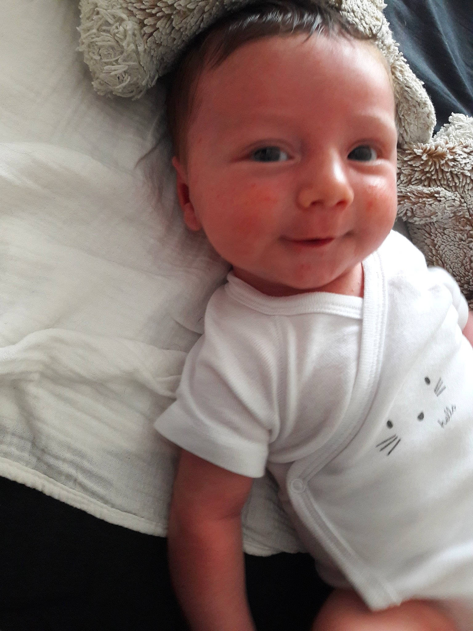 Sébastien participe au concours pour gagner de l'argent avec cette photo : baby, baby_products, baby_toddler_clothing, cheek, child, eye, face, fashion_accessory, hair_accessory, head, headgear, iris, lip, nose, person, photography, product, skin, smile, toddler