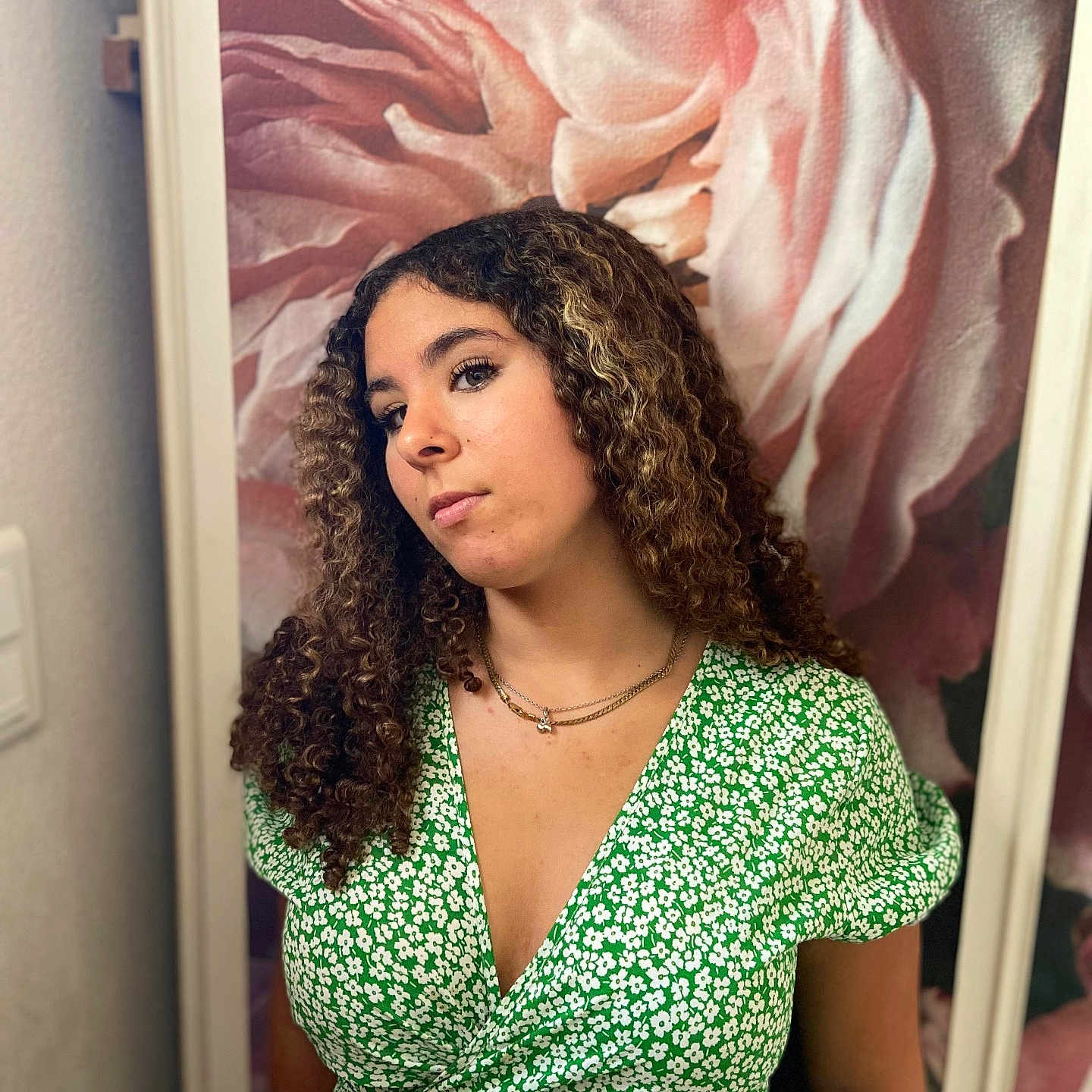 Clara participe au concours pour gagner de l'argent avec cette photo : accessories, adult, blackhair, blonde, braid, brownhair, curlyhair, face, female, hair, head, jewelry, necklace, person, woman