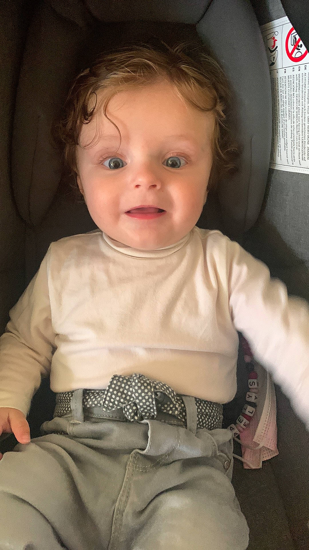 Naëlys participe au concours pour gagner de l'argent avec cette photo : baby_toddler_clothing, cheek, chin, comfort, cool, eye, face, flash_photography, hairstyle, hand, head, human_body, iris, lip, neck, nose, person, skin, sleeve, smile