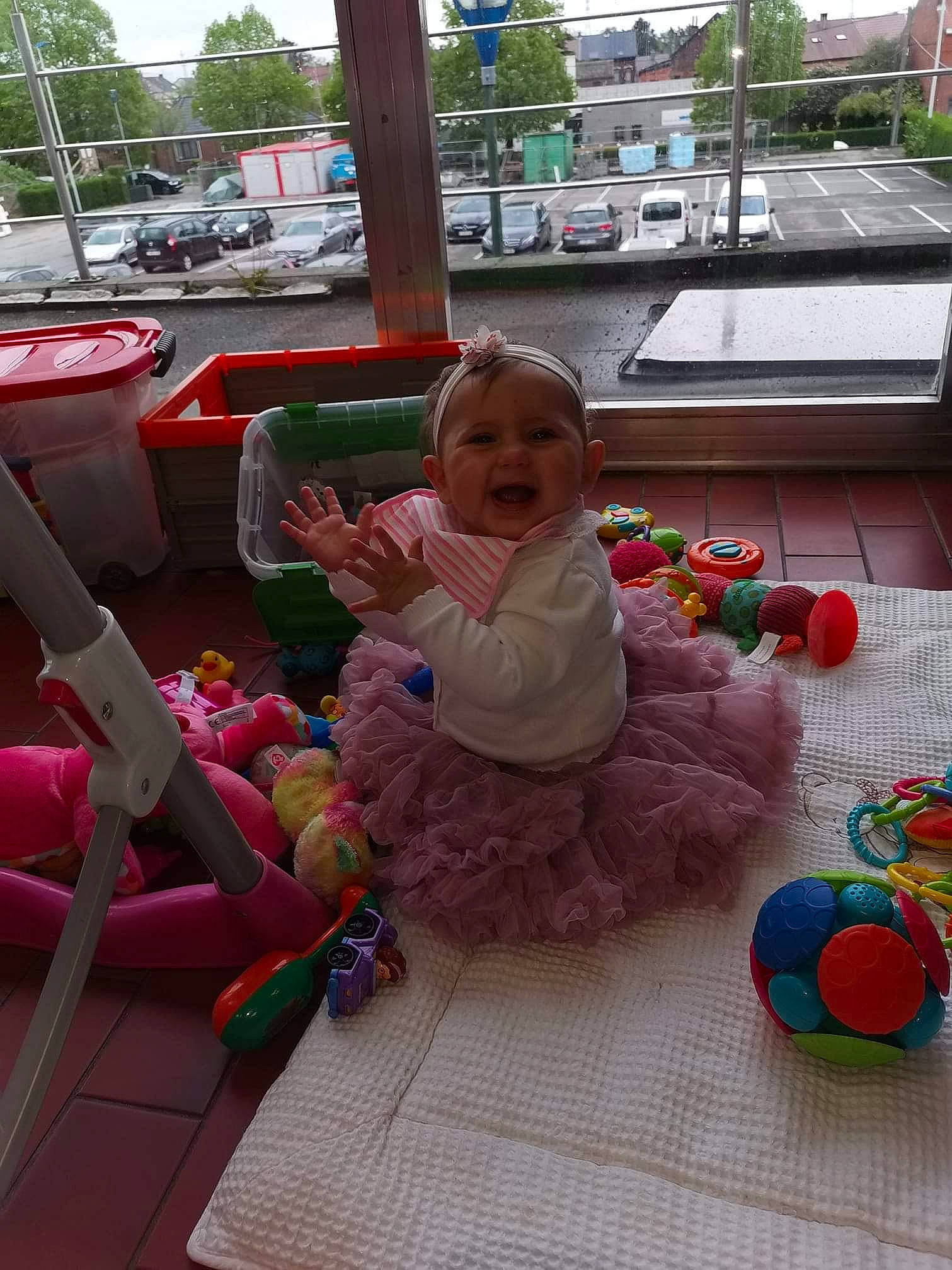 Katalya participe au concours pour gagner de l'argent avec cette photo : baby, child, fun, leisure, person, play, sitting, toddler, toy, vacation