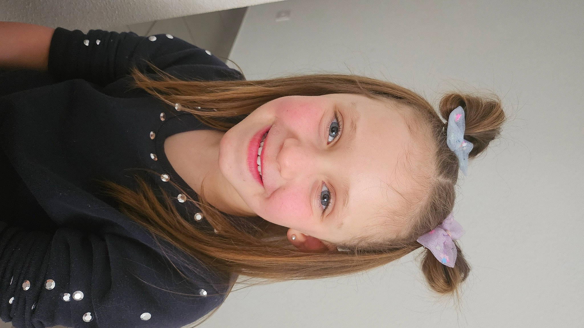 Luna a rejoint le concours — aidez-le/la à gagner de superbes lots ! blond, brown_hair, cheek, chin, eyebrow, eyelash, flash_photography, fun, happy, human_body, iris, jaw, jewellery, joy, lip, long_hair, mouth, nose, person, skin