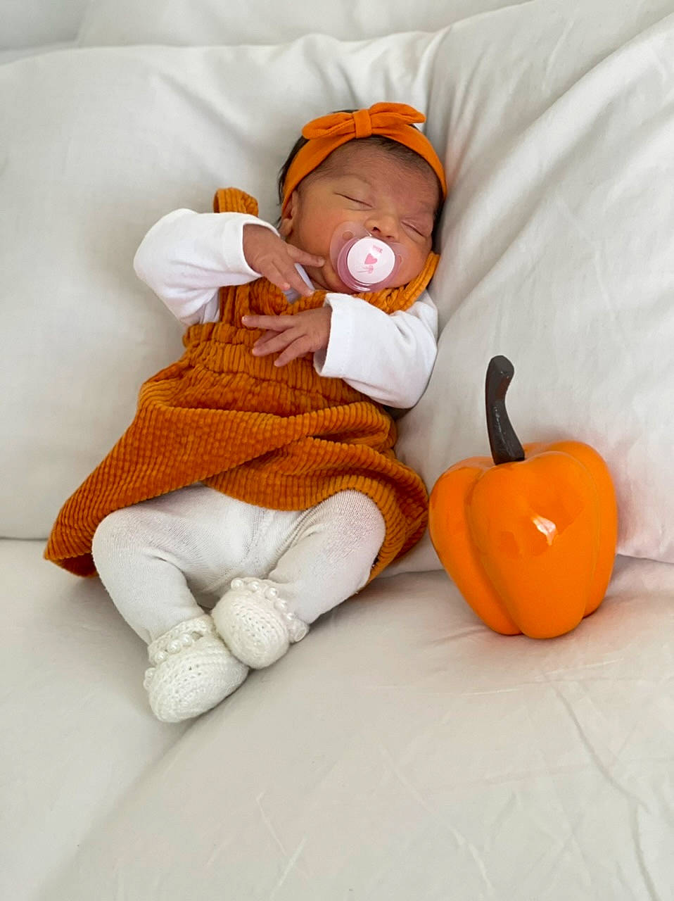 Pépa a rejoint le concours — aidez-le/la à gagner de superbes lots ! arm, baby, baby_sleeping, baby_toddler_clothing, calabaza, child, comfort, face, foot, hand, human_body, linens, orange, person, product, pumpkin, sock, stuffed_toy, thumb, toddler