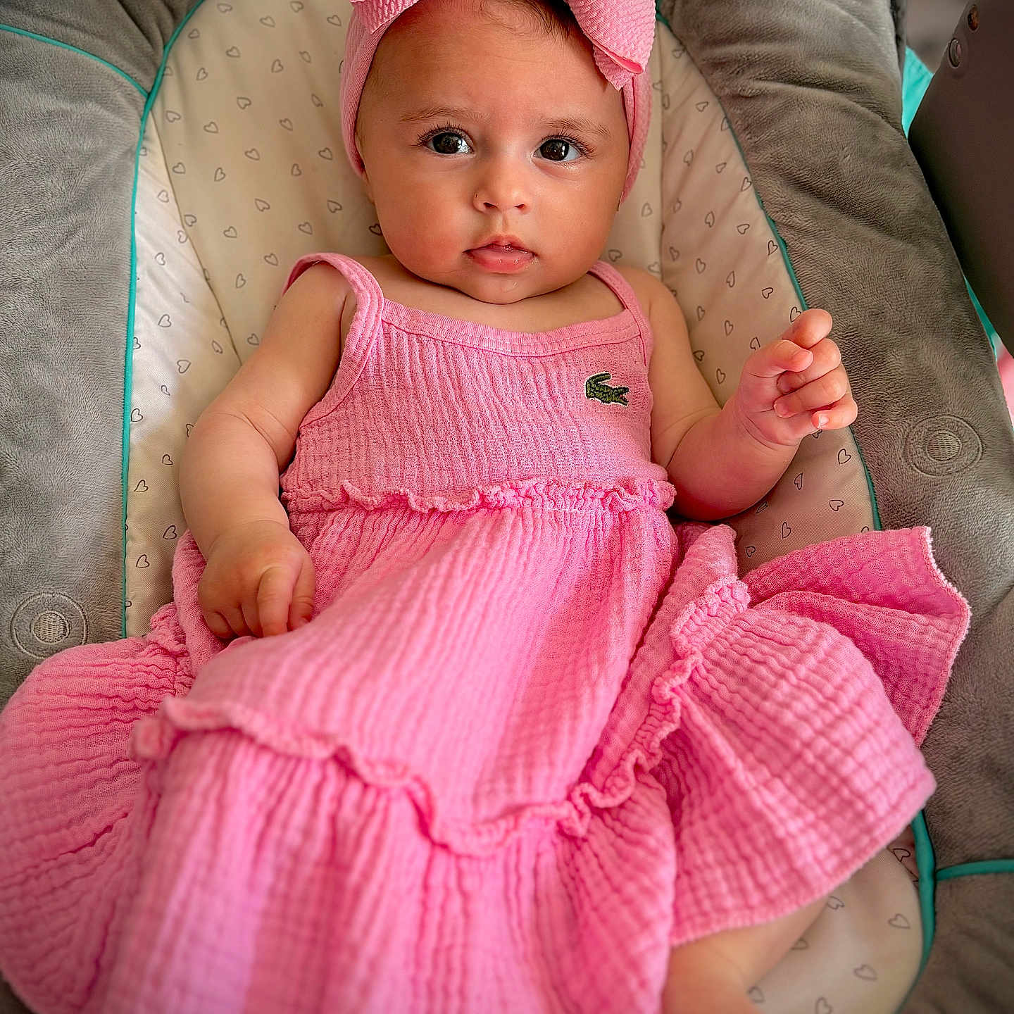Maria participe au concours pour gagner de l'argent avec cette photo : baby, infant, pink_dress, headband, bow, cushion, seat, child, cute, portrait, indoor, soft_fabric, relaxed, small_hands, bare_feet, looking_at_camera, adorable, young_child, comfortable, closeup