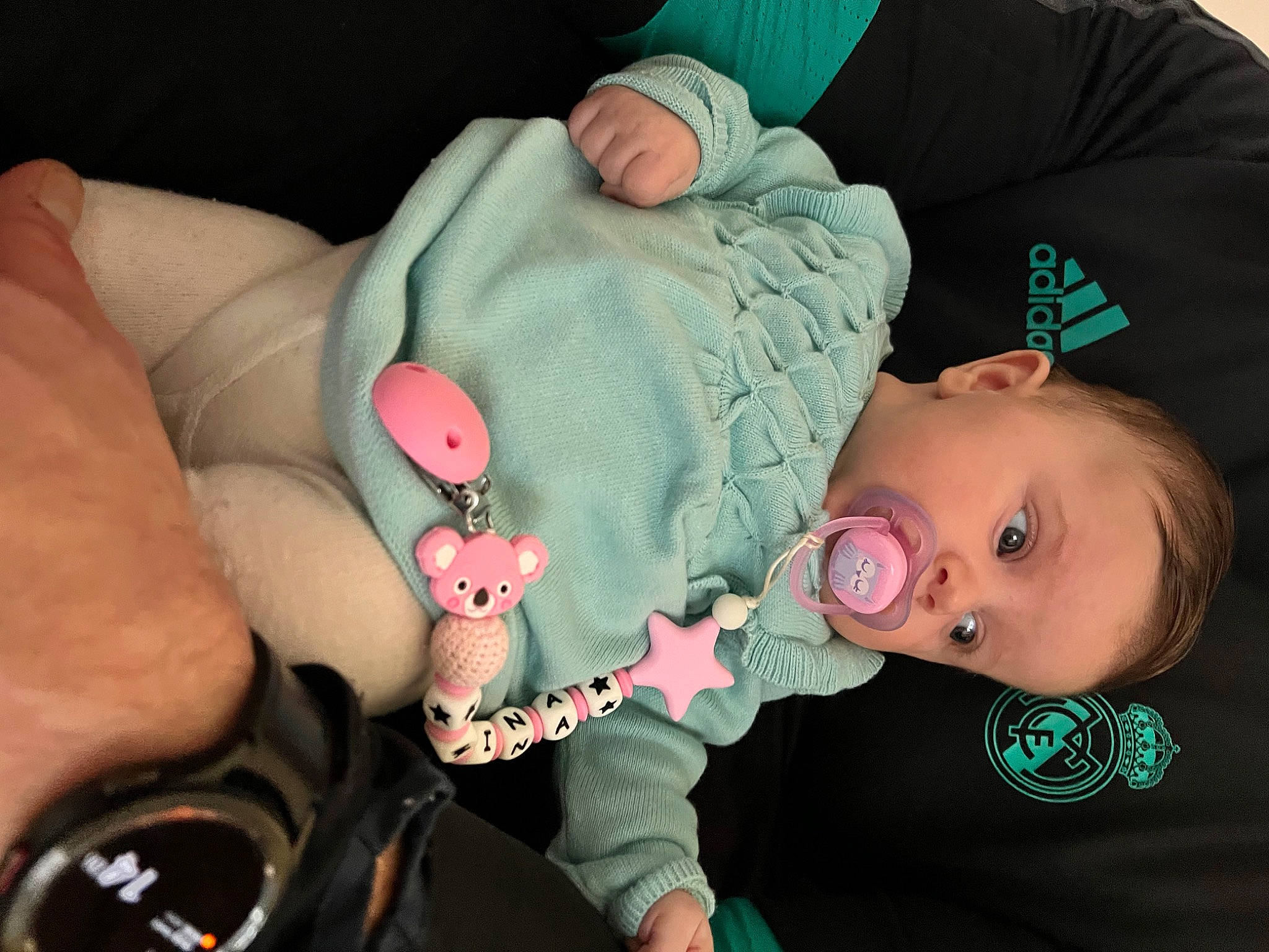 Mina a rejoint le concours — aidez-le/la à gagner de superbes lots ! baby, baby_products, baby_sleeping, baby_toddler_clothing, cheek, child, comfort, cool, eyelash, finger, hand, human, mouth, person, pink, skin, sleeve, thumb, toddler, watch