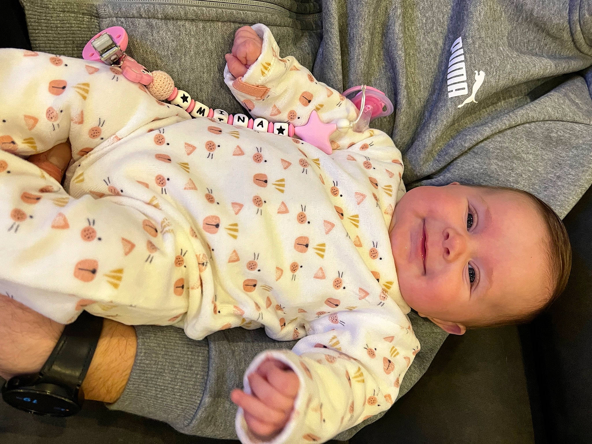 Mina participe au concours pour gagner de l'argent avec cette photo : baby, baby_products, baby_toddler_clothing, cheek, clothing, comfort, finger, foot, hand, head, headgear, human_body, human_leg, joy, nose, pattern, person, pink, skin, sleeve