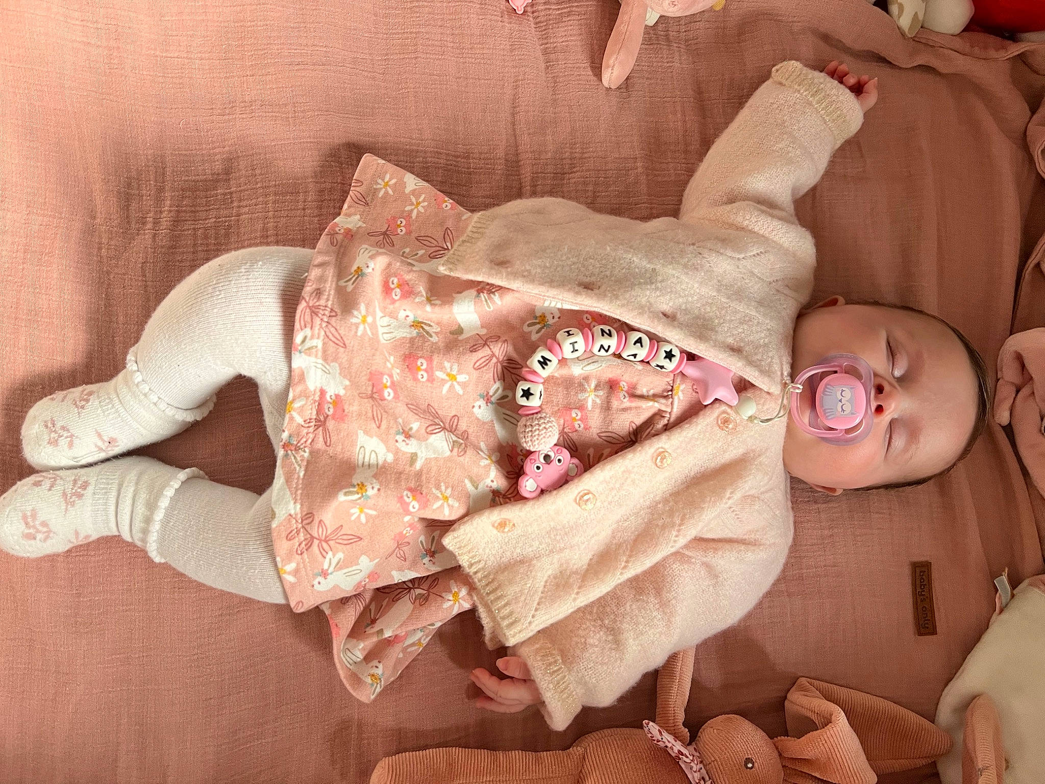 Mina a rejoint le concours — aidez-le/la à gagner de superbes lots ! arm, baby, baby_products, baby_sleeping, baby_toddler_clothing, cheek, chest, comfort, finger, hand, happy, human_body, mammal, mouth, person, pink, skin, sleeve, textile, thumb