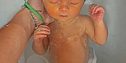 Constance participe au concours pour gagner de l'argent avec cette photo : baby, newborn, infant, bathtub, water, hand, support, skin, sleeping, peaceful, child, person, care, bath, towel, adult, relaxation, human, closeup, parent