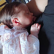 Constance participe au concours pour gagner de l'argent avec cette photo : baby, sleeping, infant, closeup, face, hand, lace, clothing, person, adult, skin, resting, peaceful, indoor, comfort, tender, parent, newborn, portrait, soft_light