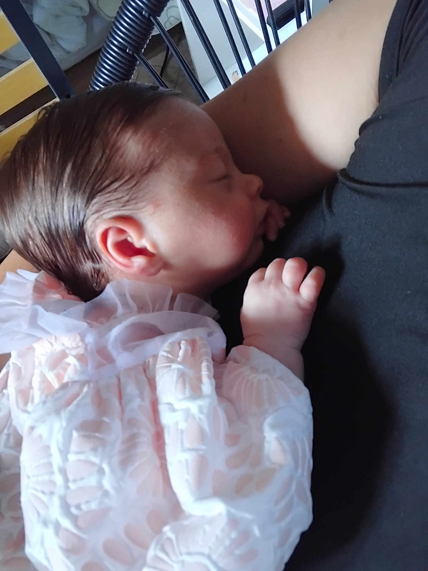 Constance participe au concours pour gagner de l'argent avec cette photo : baby, sleeping, infant, closeup, face, hand, lace, clothing, person, adult, skin, resting, peaceful, indoor, comfort, tender, parent, newborn, portrait, soft_light