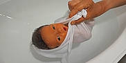 Constance a rejoint le concours — aidez-le/la à gagner de superbes lots ! baby, infant, newborn, bathtub, water, hand, cloth, wrapped, skin, face, eyes, mouth, person, bath, care, parenting, cute, indoor, closeup, gentle