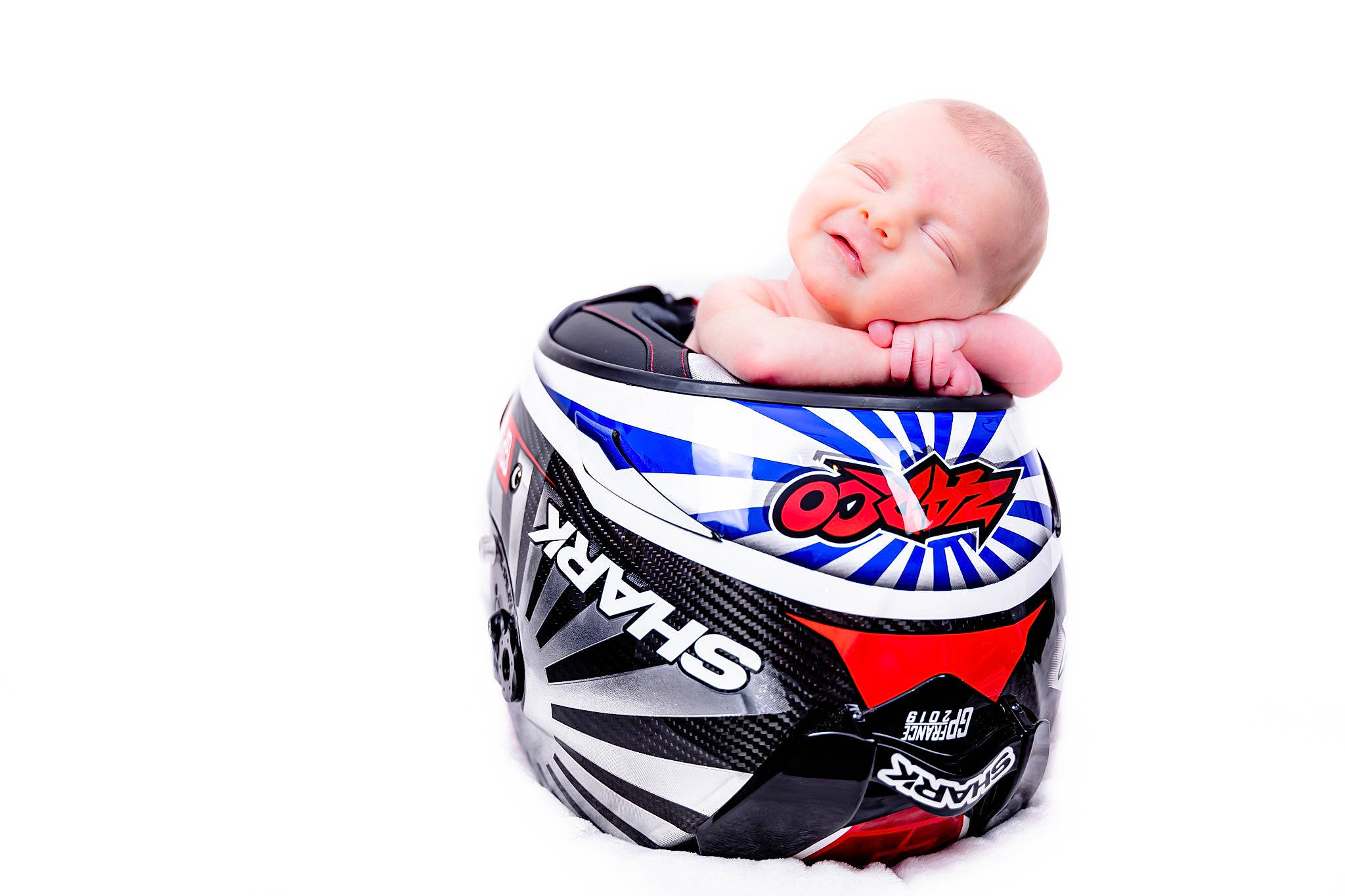 Lizio participe au concours pour gagner de l'argent avec cette photo : baby, baby_products, baby_toddler_clothing, ball, beverage_can, carmine, fashion_accessory, fictional_character, font, graphics, happy, helmet, logo, motorcycle_helmet, pattern, person, personal_protective_equipment, soccer_ball, sports_equipment, sports_gear