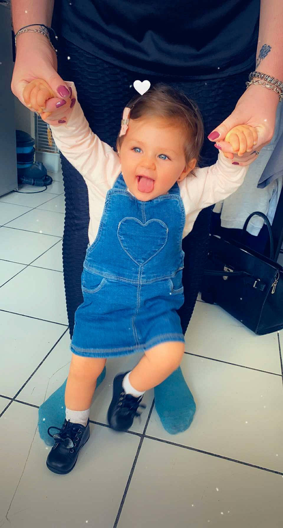 Emma a rejoint le concours — aidez-le/la à gagner de superbes lots ! baby, baby_toddler_clothing, child, electric_blue, finger, fun, gesture, happy, head, human_leg, iris, joint, leg, person, skin, sleeve, smile, standing, thigh, thumb