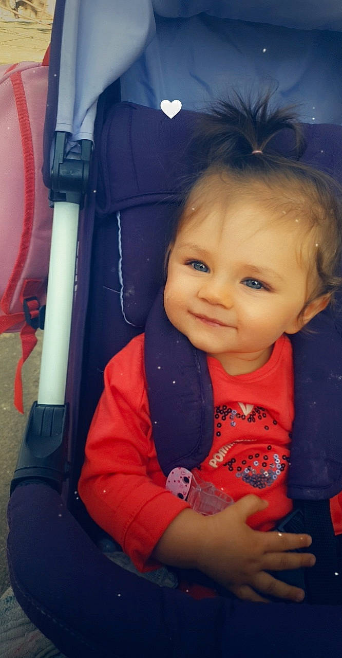 Emma a rejoint le concours — aidez-le/la à gagner de superbes lots ! baby, baby_carriage, baby_products, baby_toddler_clothing, cheek, child, comfort, electric_blue, eyelash, flash_photography, fun, happy, iris, joy, nose, person, sitting, skin, sleeve, smile