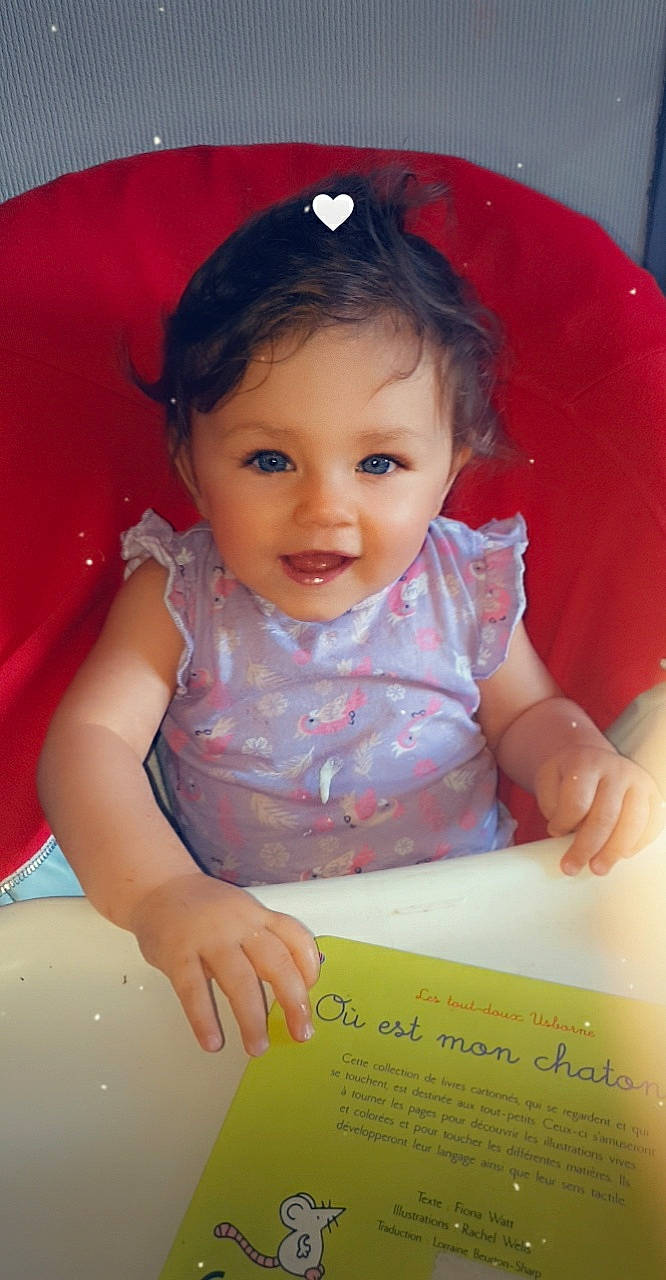 Emma participe au concours pour gagner de l'argent avec cette photo : baby, baby_toddler_clothing, cheek, eye, facial_expression, finger, fun, hairstyle, happy, lip, material_property, person, pink, product, skin, sleeve, smile, standing, sunglasses, t_shirt