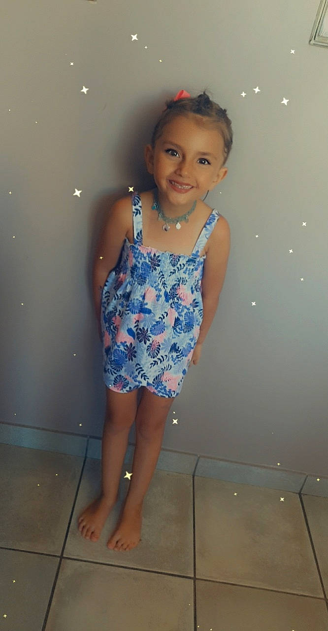 Annabella a rejoint le concours — aidez-le/la à gagner de superbes lots ! barefoot, beauty, day_dress, electric_blue, fashion_design, flash_photography, fun, hairstyle, happy, human_leg, joint, joy, long_hair, magenta, one_piece_garment, pattern, person, shoulder, smile, standing